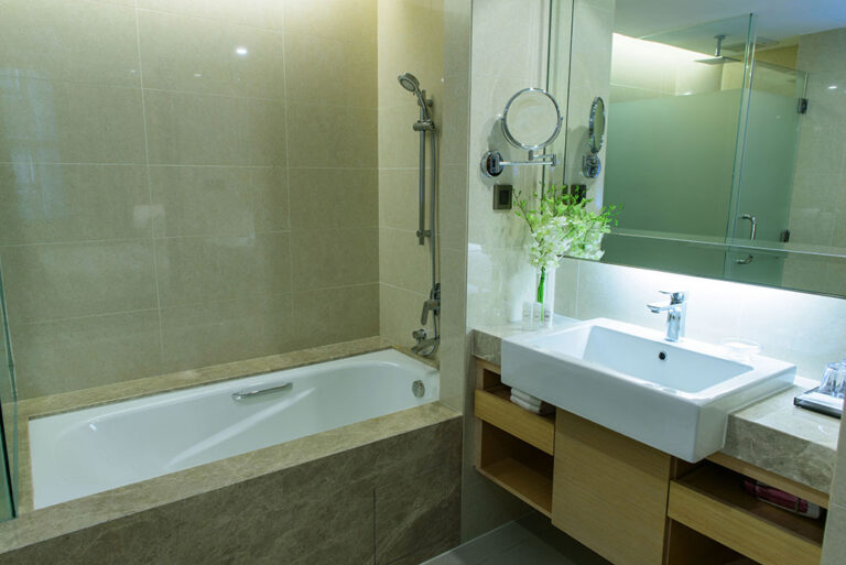 cosmo-guestroom-bathroom-enlarge